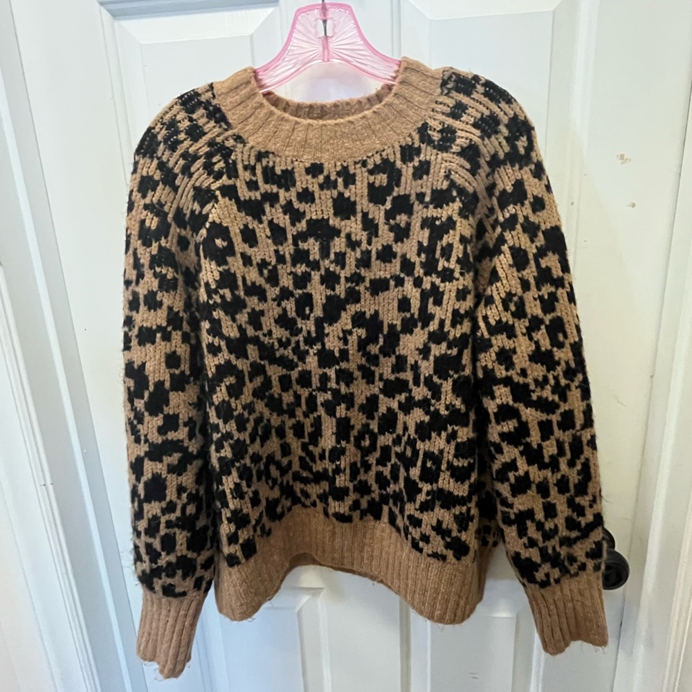 VGUC Old Navy Women’s Animal Print Sweater - Size Medium